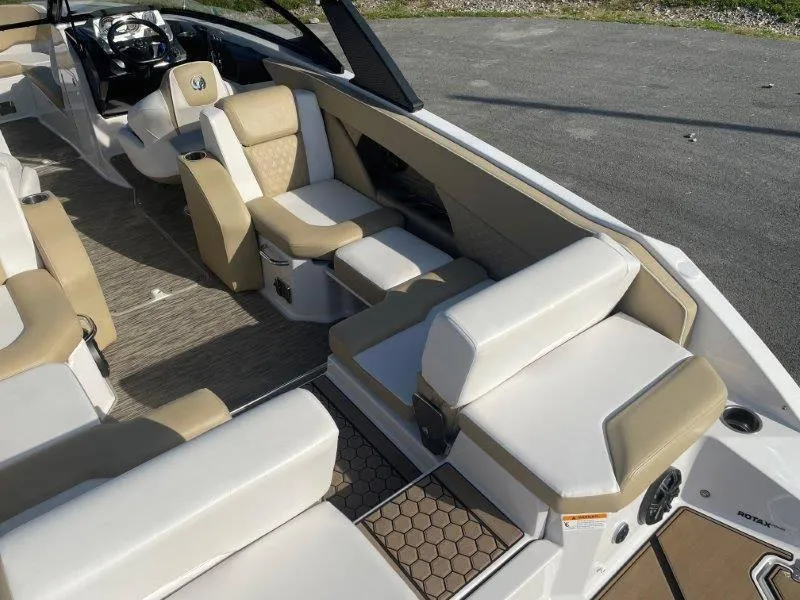 Slide: The Image of Scarab 255 SBHO Platinum 2017 - 33