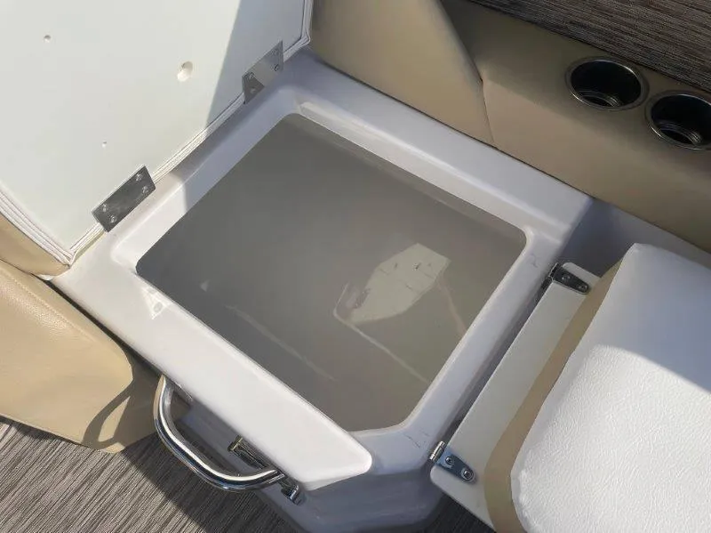 Slide: The Image of Scarab 255 SBHO Platinum 2017 - 54