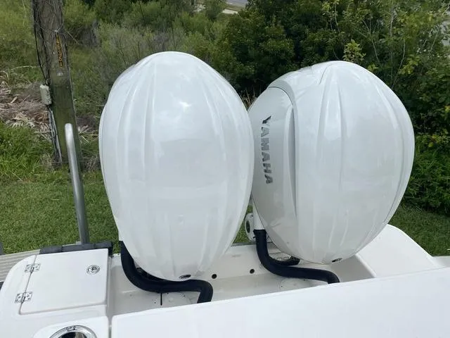 Slide: The Image of Robalo R270 Center Console 2024 - 13