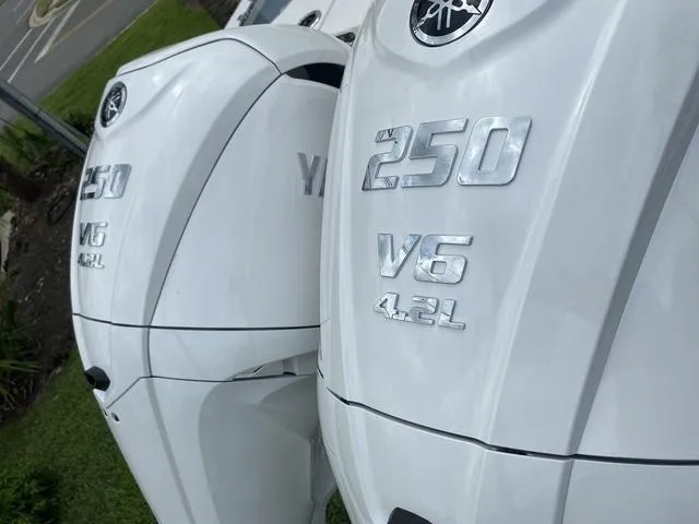 Slide: The Image of Robalo R270 Center Console 2024 - 29