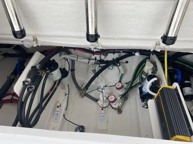 Slide: The Image of Robalo R270 Center Console 2024 - 32