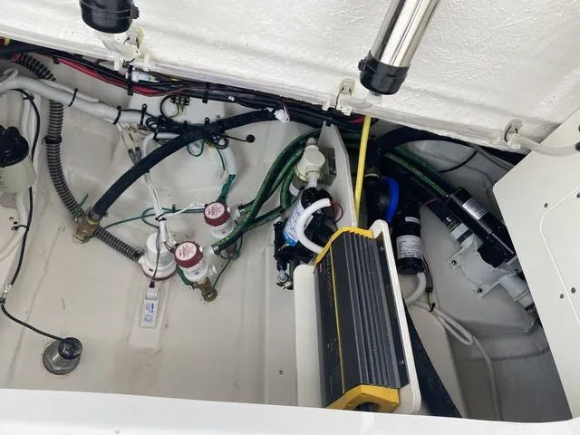 Slide: The Image of Robalo R270 Center Console 2024 - 34