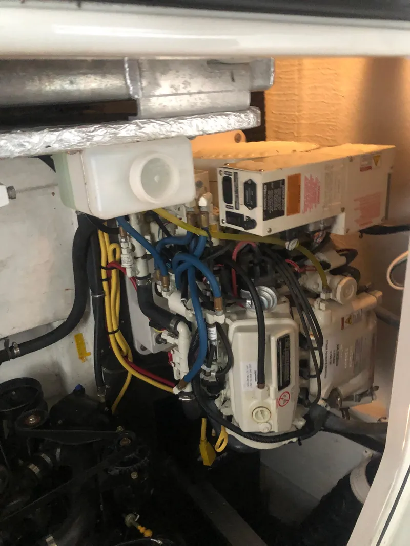 Slide: The Image of Crownline Boats 350 Sport Yacht 2014 - 26