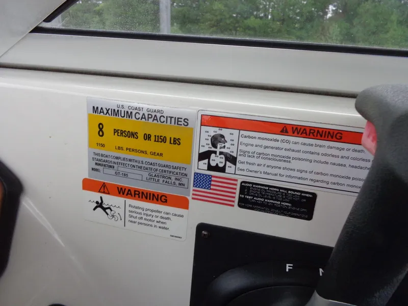 Slide: The Image of 2009 Glastron GT 185 boat capacity and safety warning labels. - 40