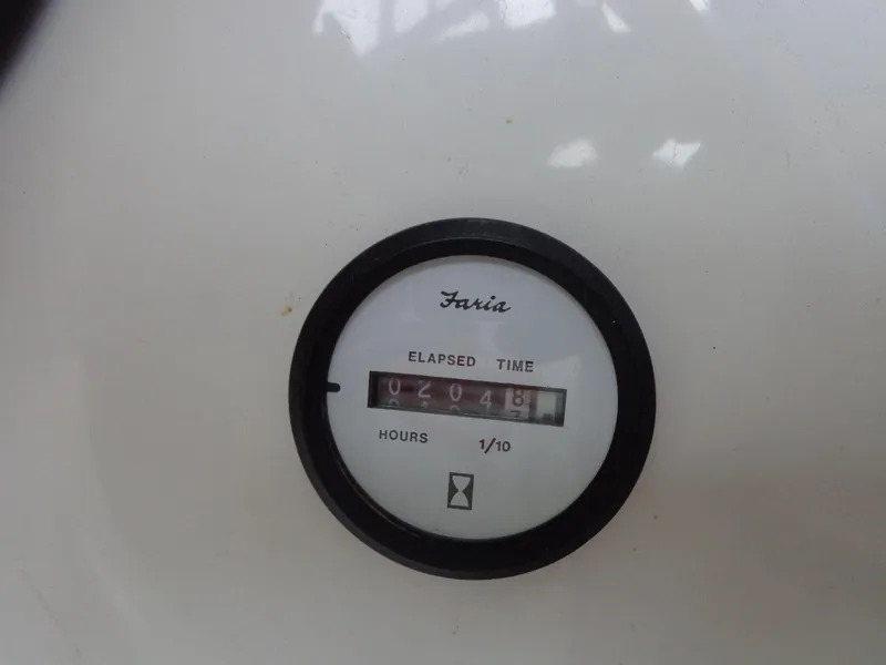 Slide: The Image of Faria hour meter showing 204.8 hours on 2009 Glastron GT 185 boat. - 41