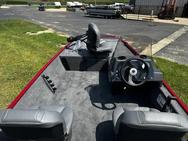 Slide: The Image of Tracker Bass Tracker Classic XL 2024 - 13