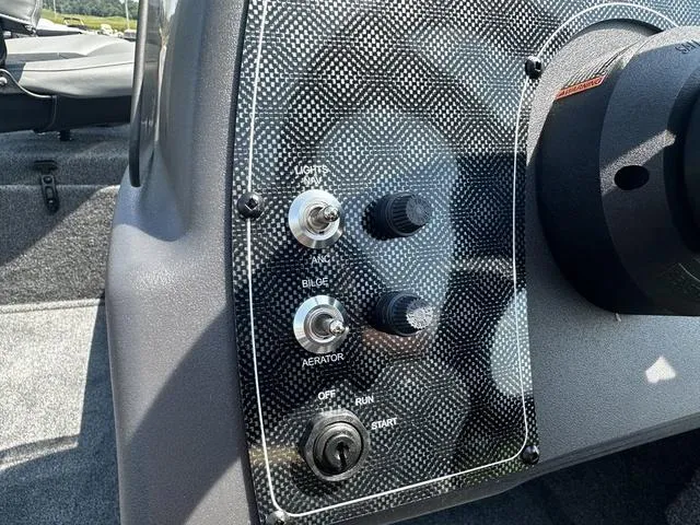 Slide: The Image of Tracker Bass Tracker Classic XL 2024 - 16