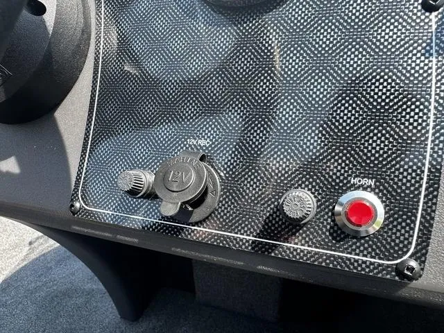 Slide: The Image of Tracker Bass Tracker Classic XL 2024 - 17