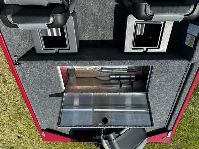 Slide: The Image of Tracker Bass Tracker Classic XL 2024 - 25