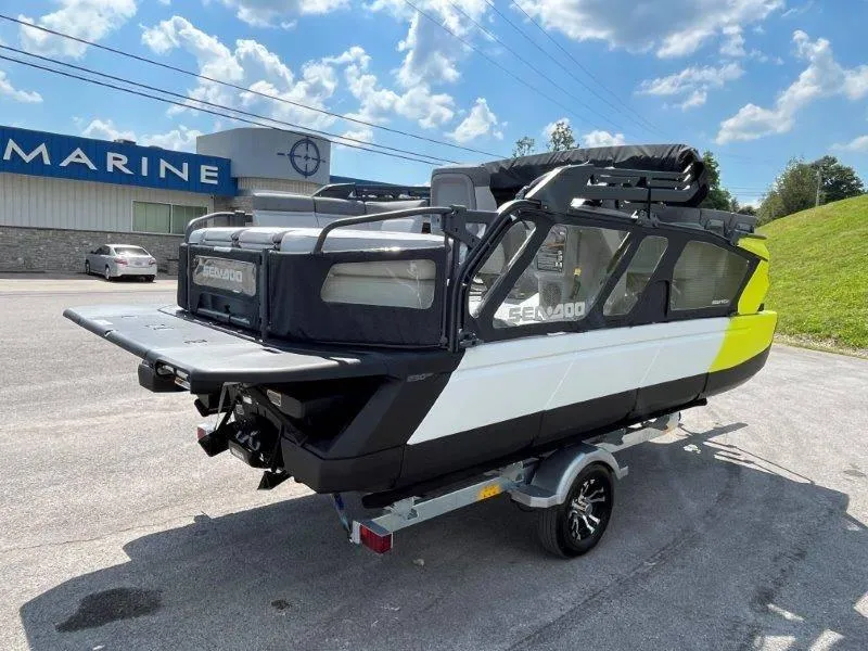 Slide: The Image of Sea-Doo Switch Cruise 18' 230hp 2024 - 66