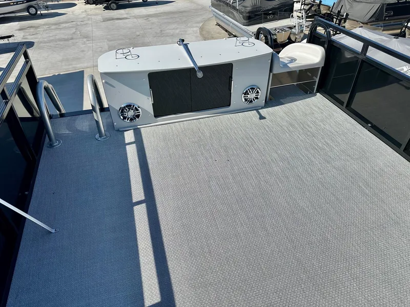 Slide: The Image of Avalon 25' Catalina Entertainer Entertainer Funship w/ 250HP Mercury Verado! 2025 - 10