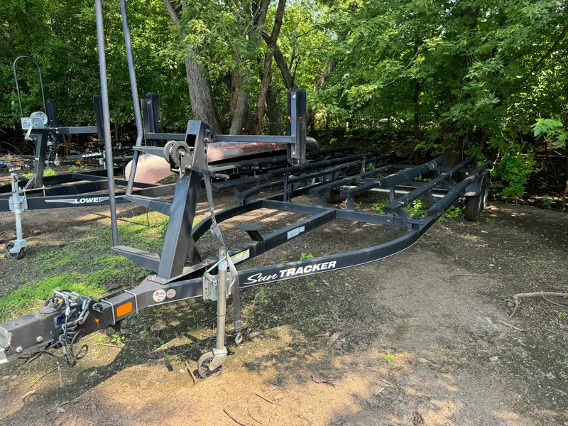 Slide: The Image of Trailer for 2020 Sun Tracker Party Barge 22 Tri Toon RF XP3 in wooded area. - 26