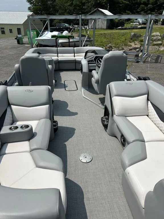 Slide: The Image of 2022 Manitou Encore 25 pontoon boat with spacious seating and modern design. - 5