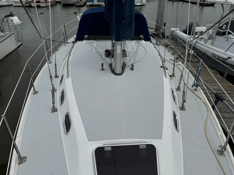 Slide: The Image of 2005 Catalina 34 Mk II sailboat deck view at marina. - 7