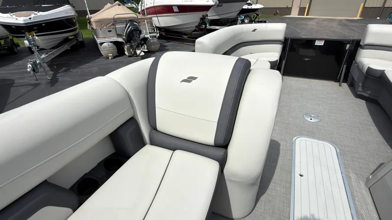 Slide: The Image of Starcraft EXS 3 FD TT 2025: Luxurious outdoor seating, surrounded by other boats at the marina. - 31