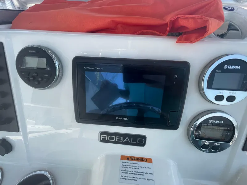 Slide: The Image of 2016 Robalo R200 Center Console dashboard with Garmin and Yamaha displays. - 14