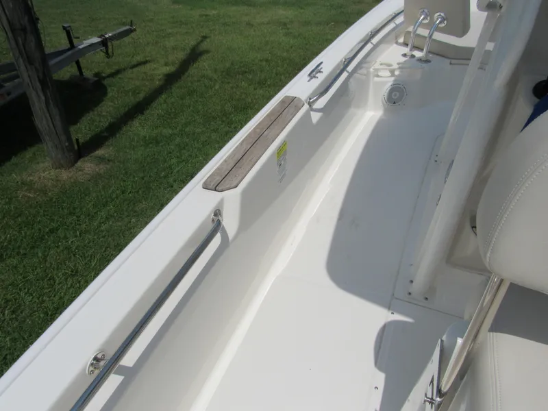 Slide: The Image of Boston Whaler 210 Montauk 2023 - 18