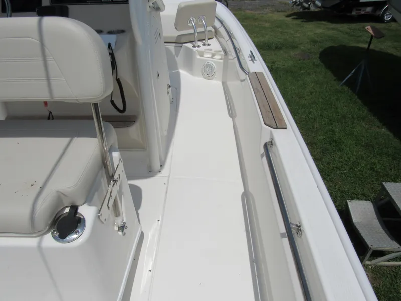 Slide: The Image of Boston Whaler 210 Montauk 2023 - 19