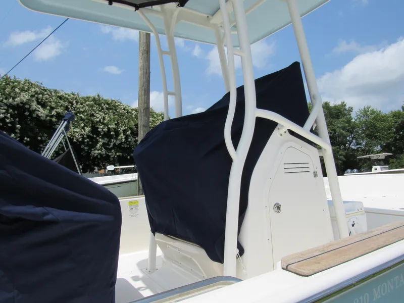 Slide: The Image of Boston Whaler 210 Montauk 2023 - 27