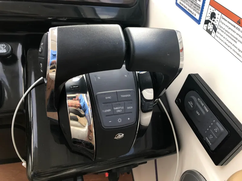 Slide: The Image of Throttle controls of a 2018 Sea Ray 350 Sundancer Coupe boat. - 9