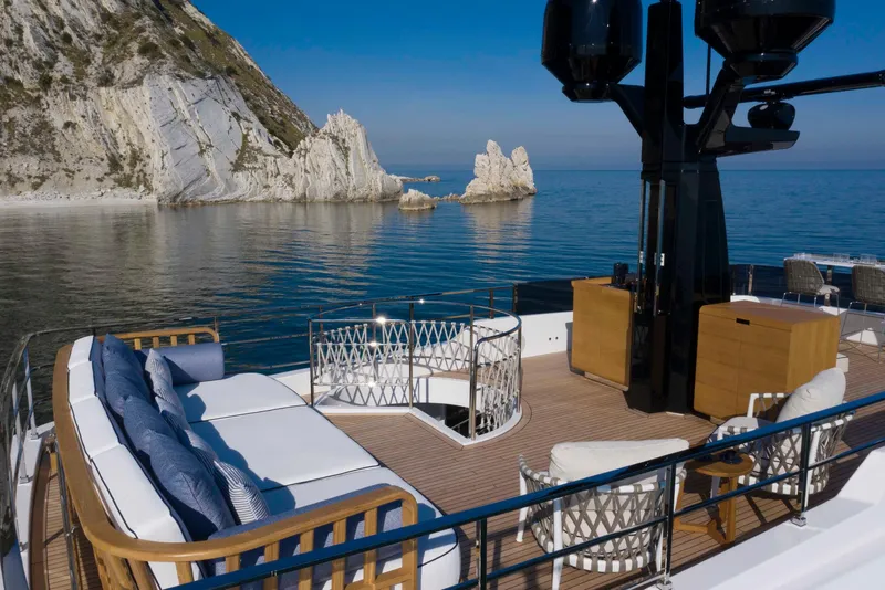 Slide: The Image of Custom Navetta 30 2027 - 3