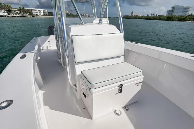 Slide: The Image of 1995 Jupiter 31 Center Console boat with white seating, on calm water. - 23