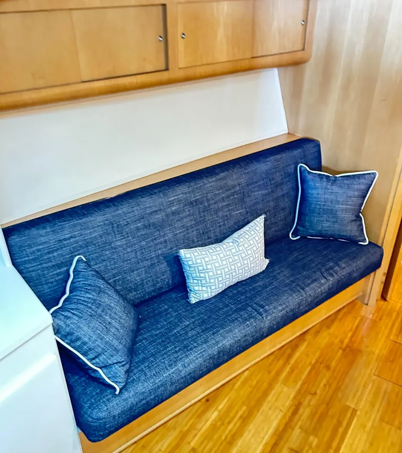 Slide: The Image of Hatteras 39 Sport Express 1996 - 60