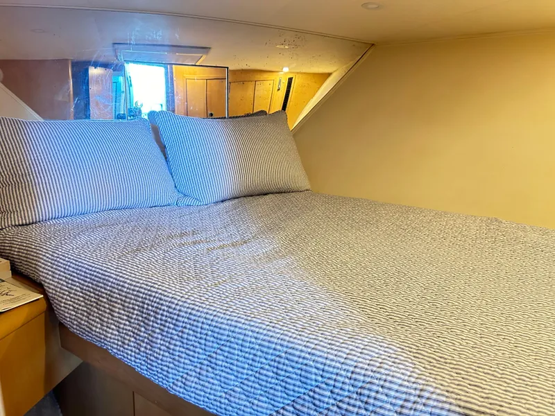 Slide: The Image of Hatteras 39 Sport Express 1996 - 64