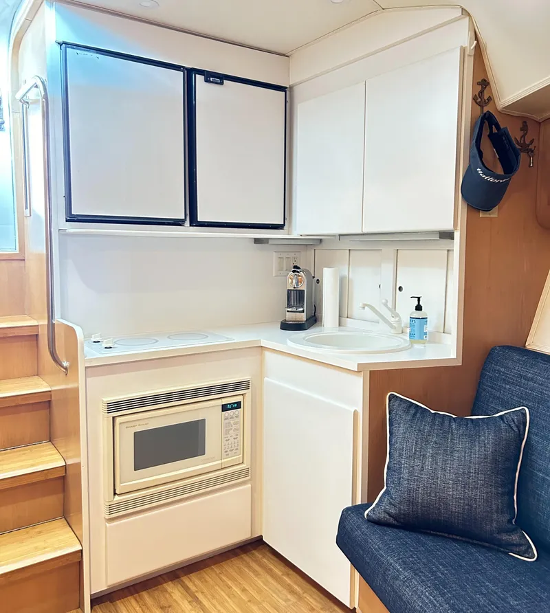 Slide: The Image of Hatteras 39 Sport Express 1996 - 68