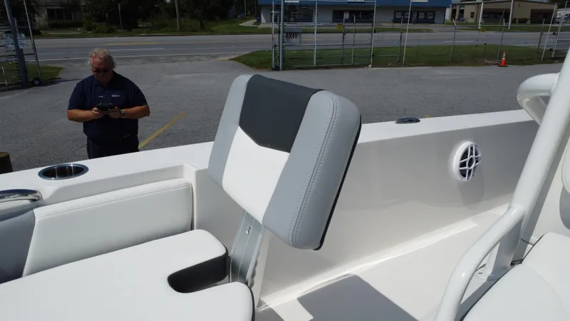 Slide: The Image of Robalo 206 Cayman 2025 - 14