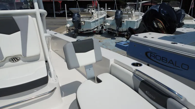 Slide: The Image of Robalo 206 Cayman 2025 - 16