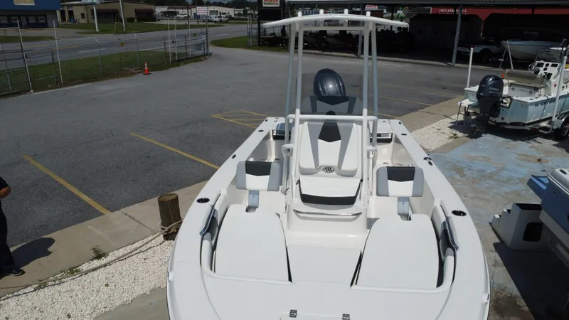 Slide: The Image of Robalo 206 Cayman 2025 - 17