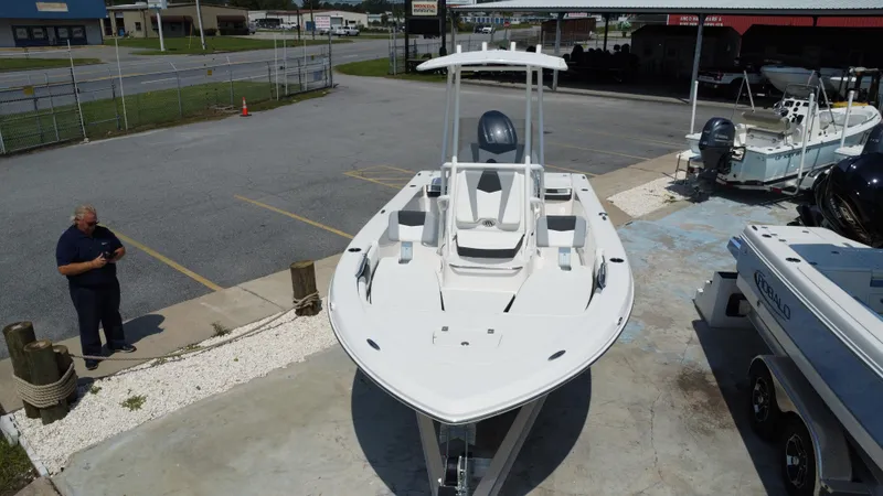 Slide: The Image of Robalo 206 Cayman 2025 - 18