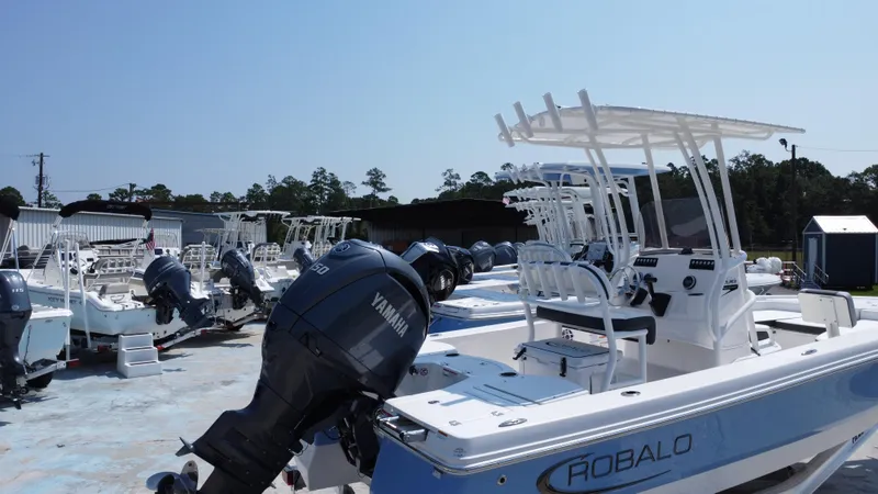 Slide: The Image of Robalo 206 Cayman 2025 - 19