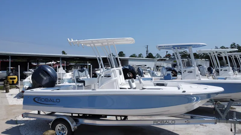 Slide: The Image of Robalo 206 Cayman 2025 - 24