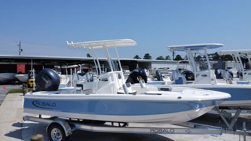 Slide: The Image of Robalo 206 Cayman 2025 - 25