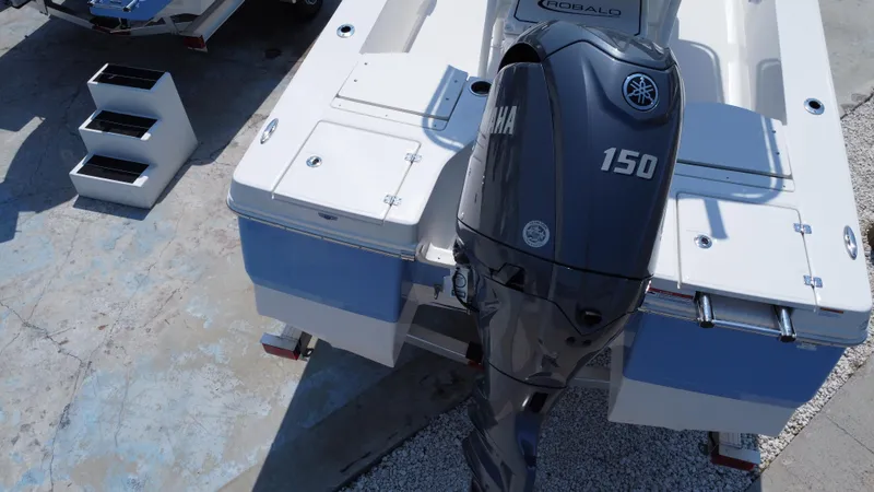 Slide: The Image of Robalo 206 Cayman 2025 - 32