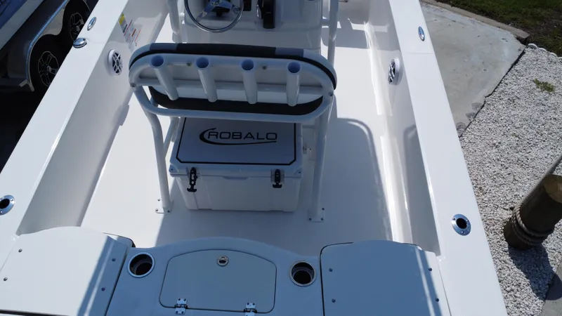 Slide: The Image of Robalo 206 Cayman 2025 - 34