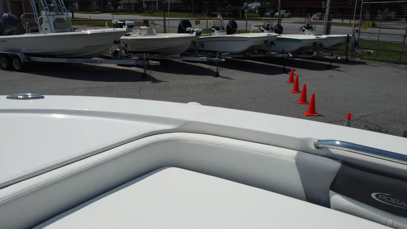 Slide: The Image of Robalo 206 Cayman 2025 - 38