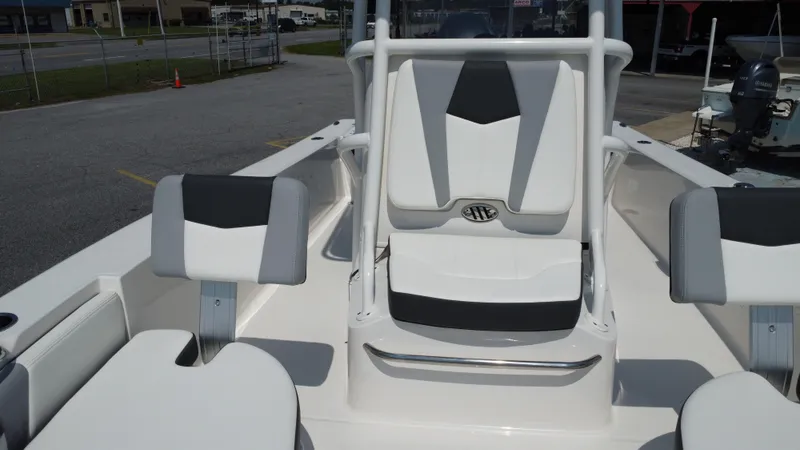 Slide: The Image of Robalo 206 Cayman 2025 - 39