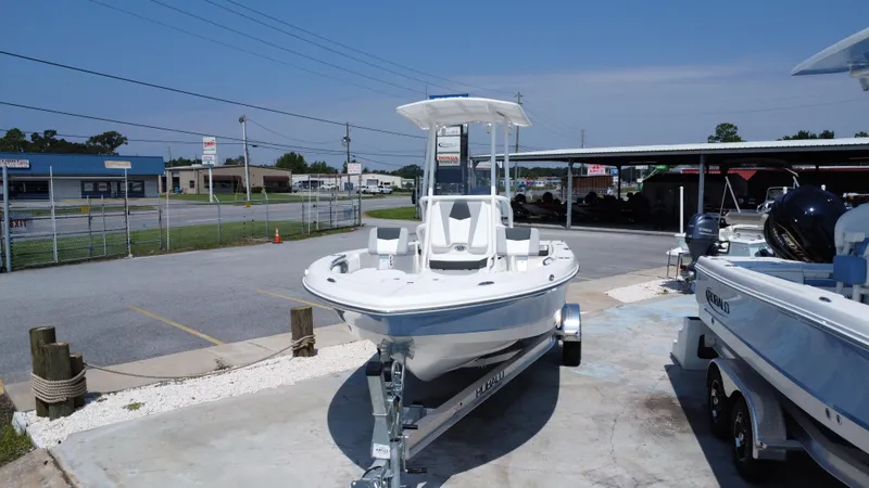 Slide: The Image of Robalo 206 Cayman 2025 - 6