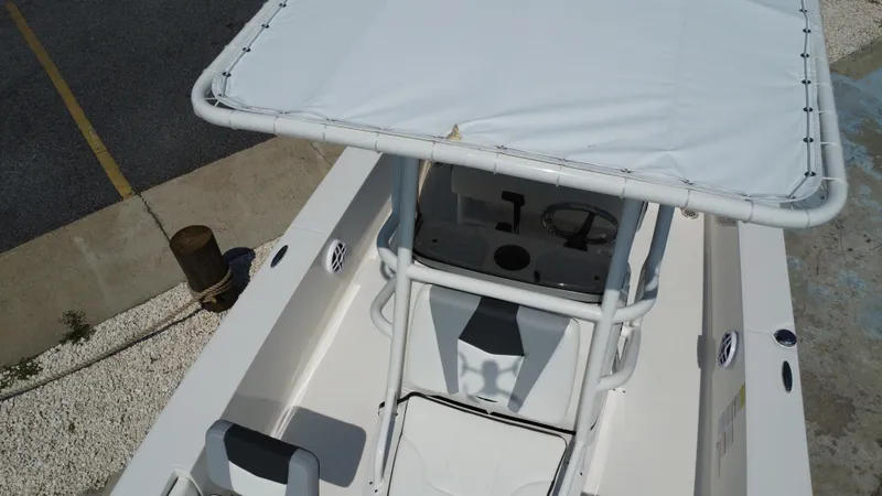 Slide: The Image of Robalo 206 Cayman 2025 - 9