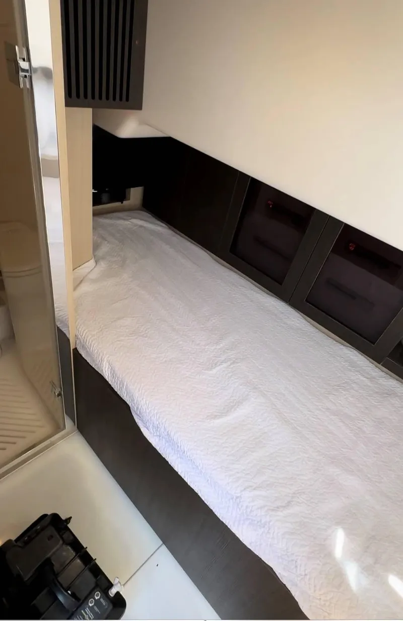 Slide: The Image of Azimut 66 2020 - 70