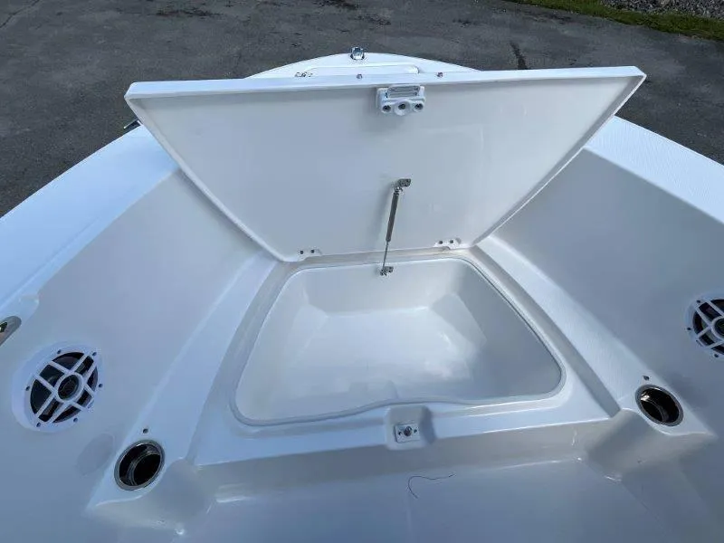 Slide: The Image of Robalo R180 2024 - 51