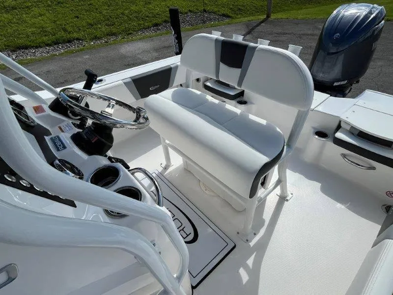 Slide: The Image of Robalo R180 2024 - 53