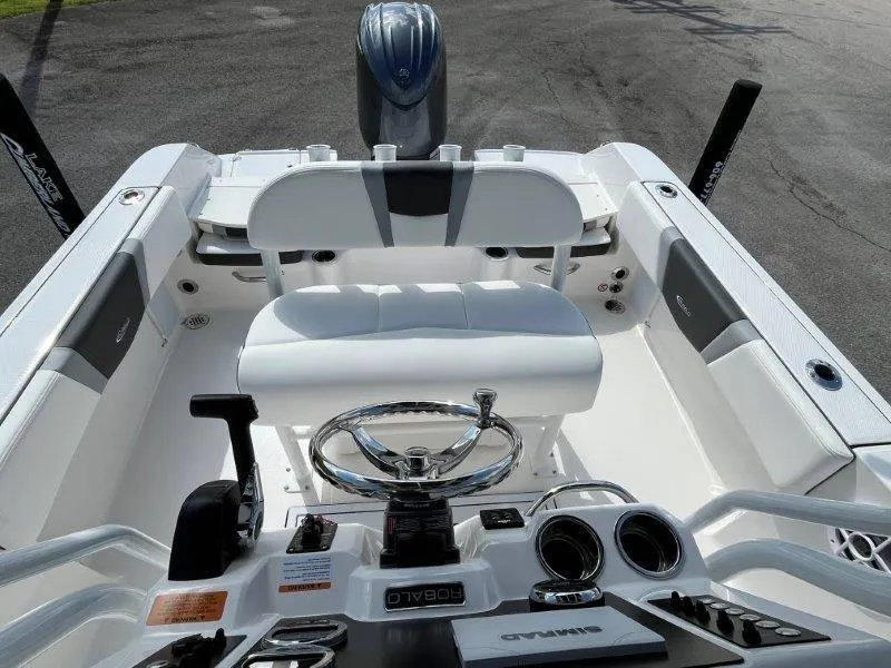 Slide: The Image of Robalo R180 2024 - 62