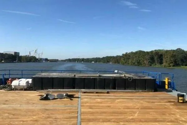 Slide: The Image of AlumaCat 100 boat on a river, clear sky, surrounded by trees, year 2000 model. - 21