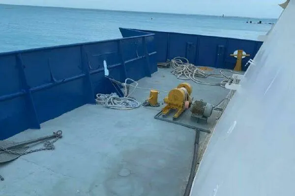 Slide: The Image of Deck of 2000 AlumaCat 100 boat with ropes and winch by the sea. - 26