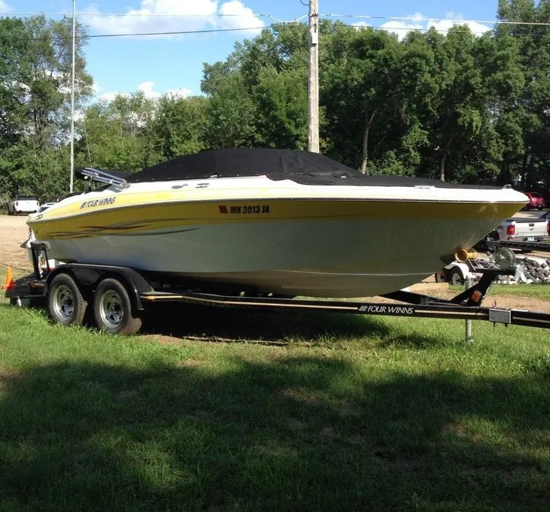 The Image of 2005 Four Winns 200 Horizon LE boat on trailer, parked on grass. - 0
