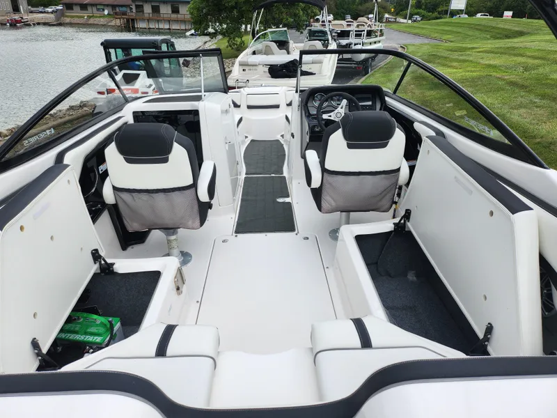 Slide: The Image of Yamaha 242 Limited S 2016 - 10